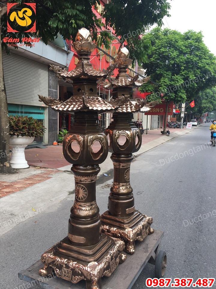 Đôi đèn đồng cao 1m8 mái chùa phớt nỉ tuyệt đẹp cho đền chùa miếu mạo