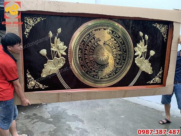 Mặt trống đồng hoa sen kích thước 2m5 x 1m5 bàn giao cho khách Sài Gòn