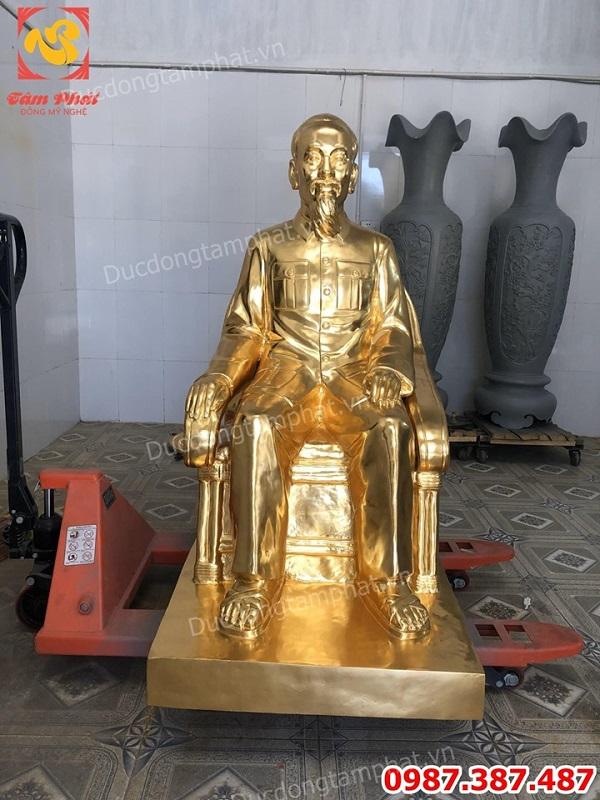 Tượng Bác Hồ ngồi ghế salon dát vàng 9999 cao 1m5 nặng 450kg