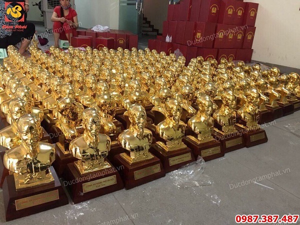 400 pho tượng Bác Hồ cao 25cm được Công An thành phố Hà Nội lựa chọn làm quà tặng cho các sở ban ngành...!