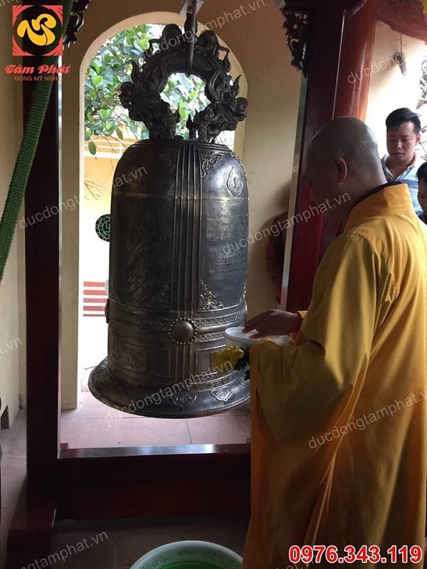 Chuông đồng cao 1m45 đúc tại chùa Trùng Quang - Hà Nội