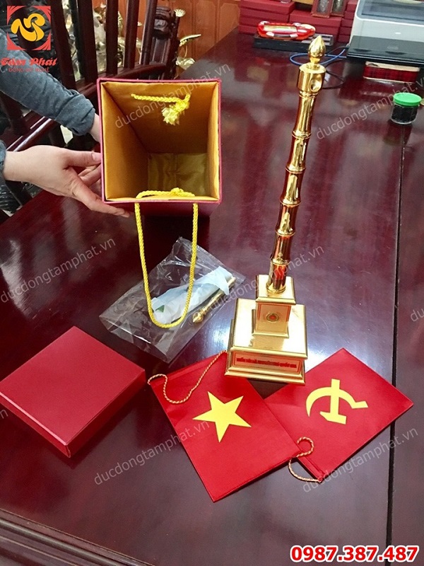 Cột cờ mạ vàng 24k để bàn làm việc khắc tên theo yêu cầu cao 50cm