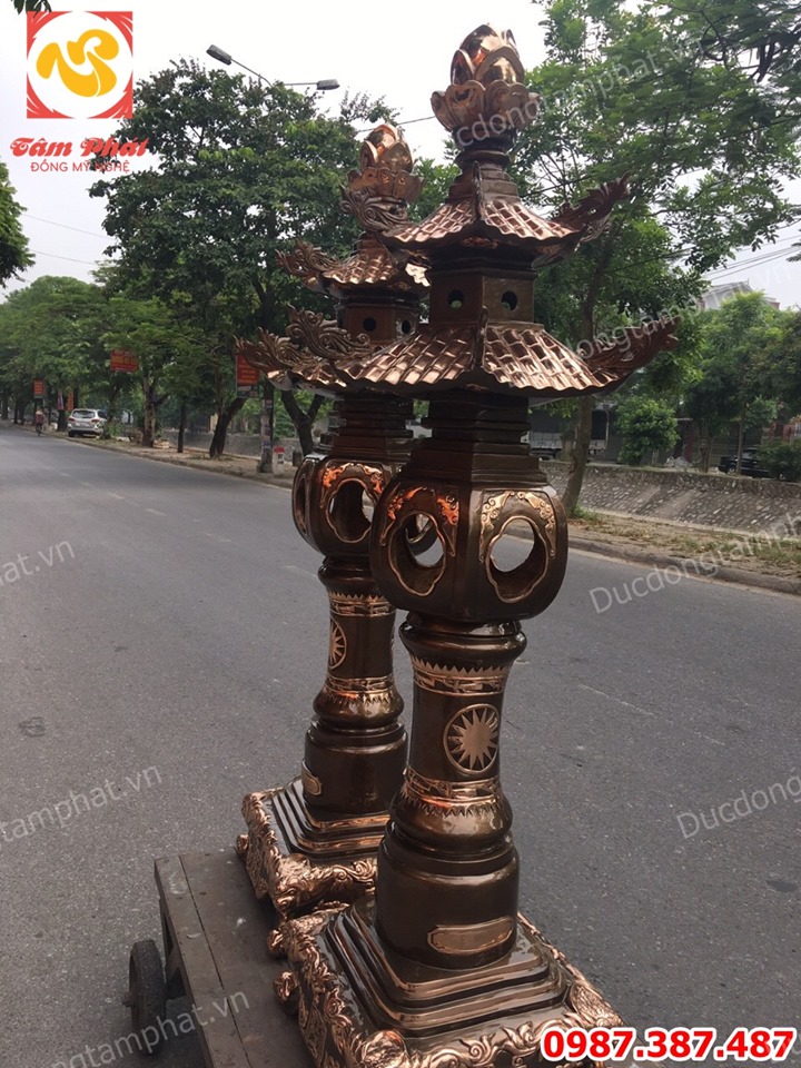 Đôi đèn đồng cao 1m8 mái chùa phớt nỉ tuyệt đẹp cho đền, chùa, miếu, mạo