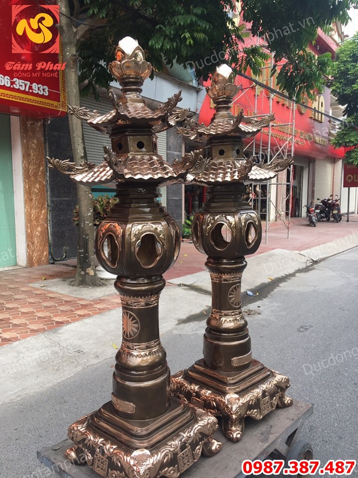 Đôi đèn đồng cao 1m8 mái chùa phớt nỉ tuyệt đẹp cho đền, chùa, miếu, mạo