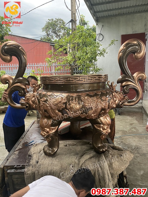 Đúc và lắp đặt lư hương đồng cao 1m8 đường kính miệng 80cm nặng 410kg cho chùa Đống Cao
