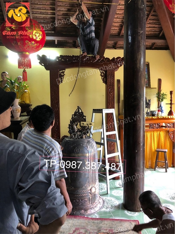 Lắp đặt chuông đồng cao 1m7 nặng 500kg giá gỗ gụ 2m8 cho tổ đình Phước Lâm - Tiền Giang..!