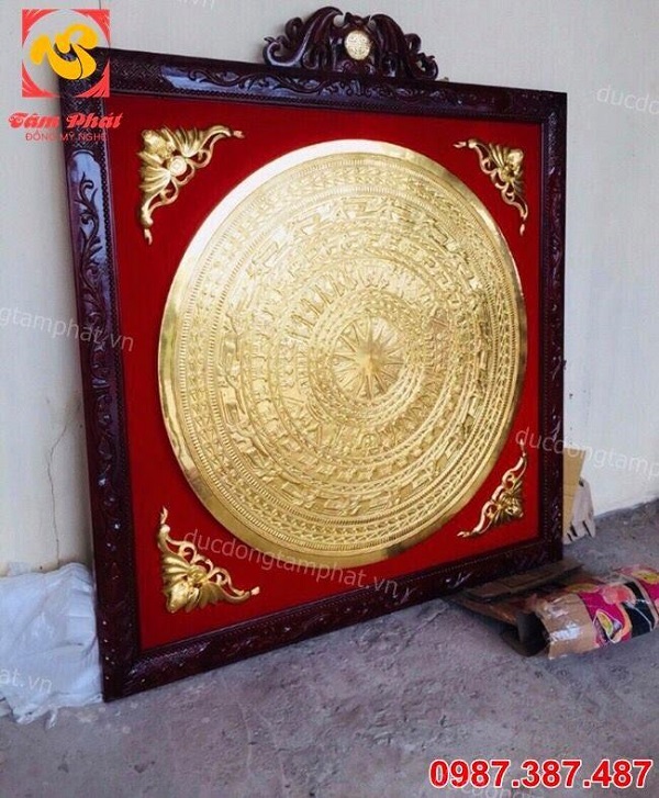 Lắp đặt mặt trống đồng đỏ 1m2 thếp vàng 9999 khung gỗ gụ cho khách Hà Nội