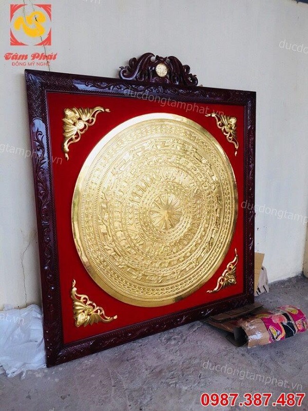 Lắp đặt mặt trống đồng đỏ 1m2 thếp vàng 9999 khung gỗ gụ cho khách Hà Nội