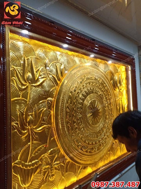 Lắp đặt tranh đồng mặt trống hoa sen kích thước 2m x 3m mạ vàng 24k tại khách sạn Quảng Ninh