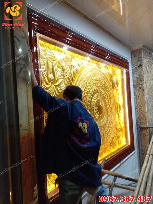 Lắp đặt tranh đồng mặt trống hoa sen kích thước 2m x 3m mạ vàng 24k tại khách sạn Quảng Ninh
