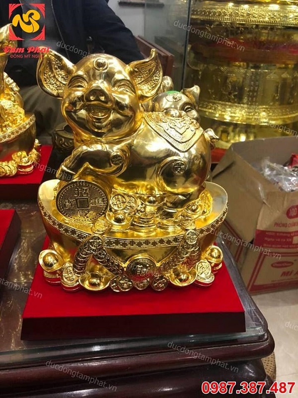 Linh Vật heo phong thuỷ 2019 đứng trên thỏi tiền vàng cao 25cm - mẫu quà tặng Hot 2019