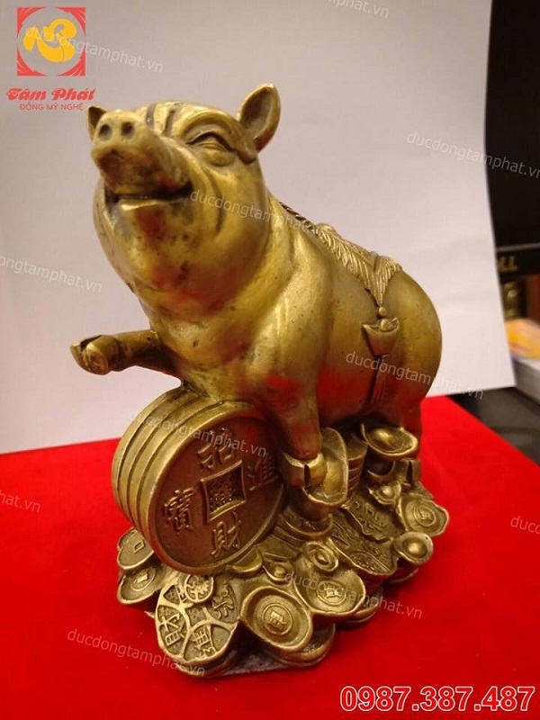 Lợn phong thủy bằng đồng cõng tiền trên lưng