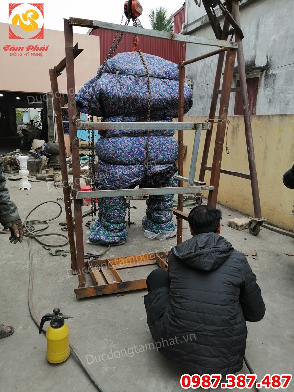 Lư Hương Hóa Vàng chạm hoa sen cao 1m85 nặng 500kg đóng gói bàn giao cho chùa Phúc Khánh