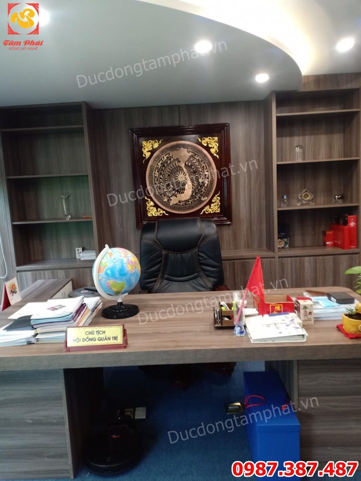 Mặt trống đồng đỏ đường kính 80cm khung gỗ 1m1 lắp đặt tại nhà khách Hưng Yên.!