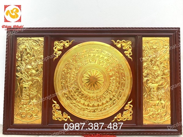 Mặt trống đồng hoa sen khung gỗ gụ kích thước 1m07 x 1m77 mạ vàng 24k đẹp xuất sắc..!