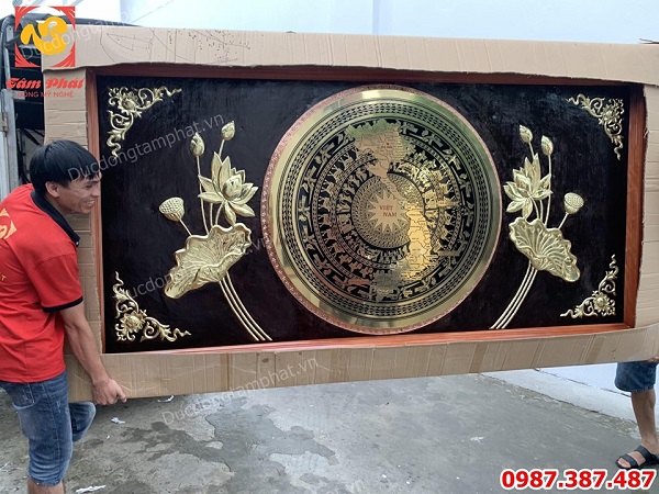 Mặt trống đồng hoa sen kích thước 2m5 x 1m5 bàn giao cho khách Sài Gòn