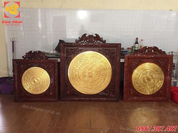 Mặt trống đồng thếp vàng 9999 tinh xảo khung gỗ gụ giá ưu đãi