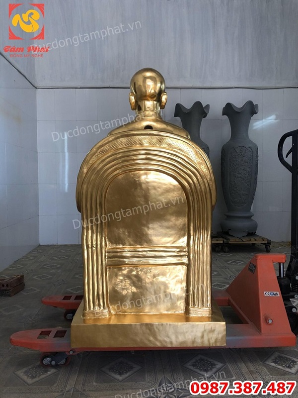 Tượng Bác Hồ ngồi ghế salon dát vàng 9999 cao 1m5 nặng 450kg đồng đỏ nguyên chất.!