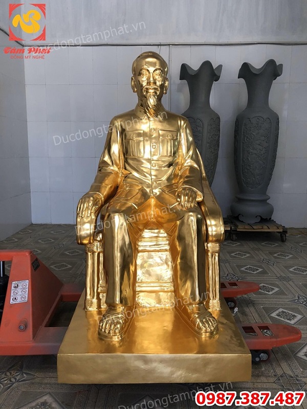 Tượng Bác Hồ ngồi ghế salon dát vàng 9999 cao 1m5 nặng 450kg đồng đỏ nguyên chất.!
