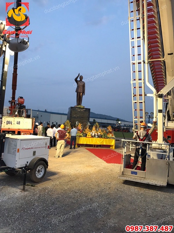 Tượng Bác Hồ vẫy tay chào cao 4m5 lắp đặt tại nhà máy lọc dầu Tĩnh Gia Thanh Hoá..