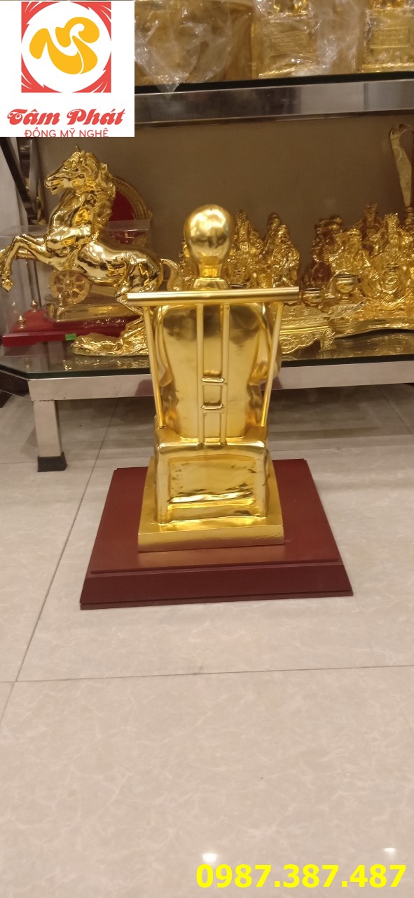 Tượng đồng Bác Hồ ngồi đọc báo mạ vàng 24k sang trọng, thần thái đủ kích thước
