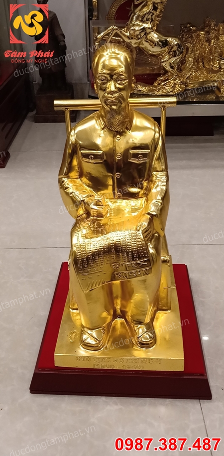 Tượng đồng Bác Hồ ngồi đọc báo mạ vàng 24k sang trọng, thần thái đủ kích thước