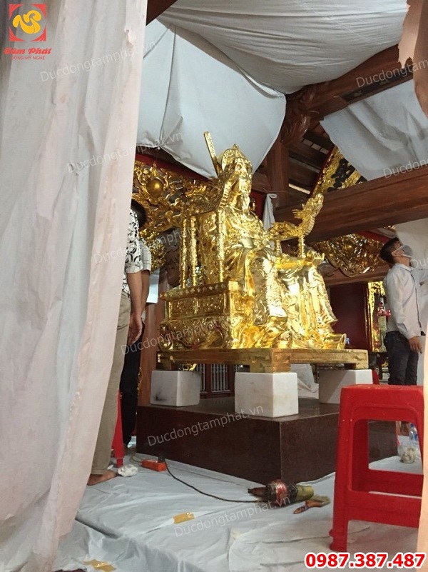 Tượng Trần Quốc Tuấn ngồi ngai cao 1m2 thếp vàng 9999 lắp đặt tại chùa